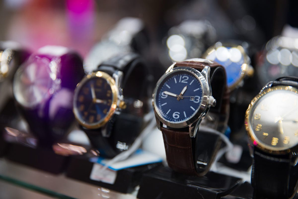 Tiendas de relojes en Madrid - Vista lineal de diversas marcas de y modelos de relojes de pulsera para dama y caballeros
