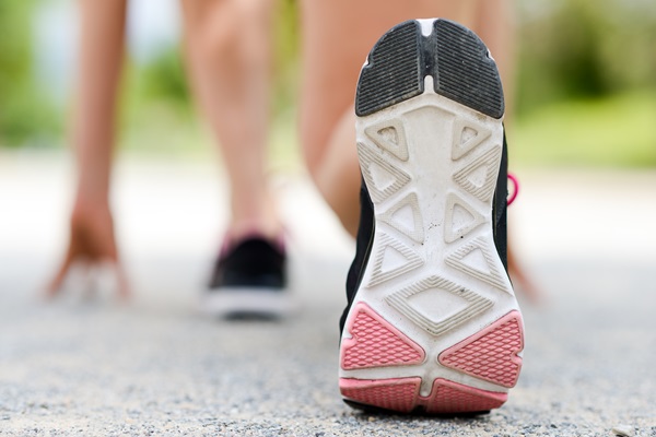 Escoger calzado deportivo correcto - Imagen de un zapato que incorpora un suela para superficies duras, la cual mantiene una buena resistencia al desgaste y la amortiguación