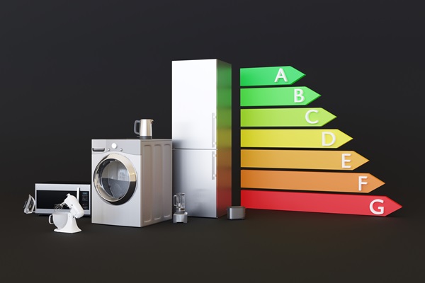 Imagen de diversos artículos tecnológicos del hogar, junto a una tabla de eficiencia energética