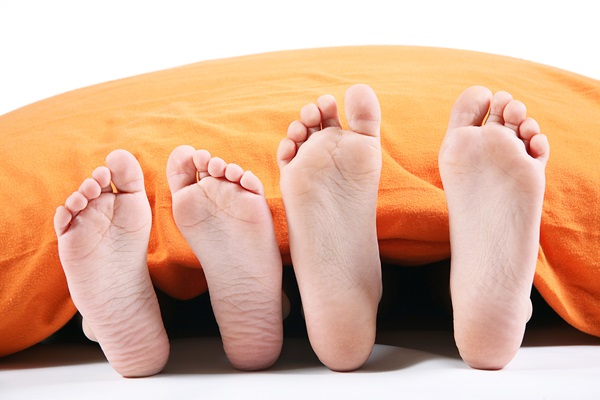Imagen que hace referencia a los diferentes tipos de pies, con un pie de curvatura plantar equilibrada y otro de tipo pronador, con mayor curvatura en la parte interna