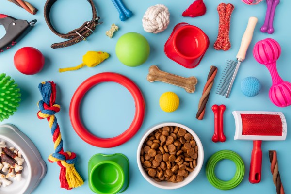 Juguetes para perros - Imagen con diferentes juguetes para perros, los cuales ayudan a divertirse, aprender y cuidar su salud