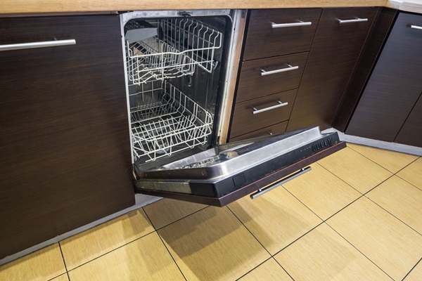 Imagen de un lavavajillas integrable, que posee un bajo consumo de agua y energía