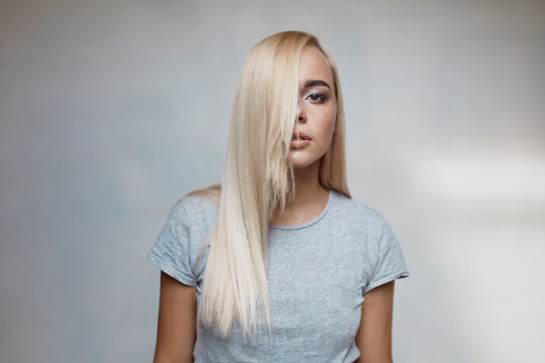 Mujer con su melena de color rubio que conserva el color durante toda la temporada, gracias al cuidado adecuado que realiza en su pelo