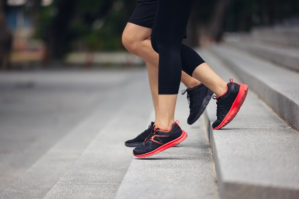 Escoger calzado deportivo correcto - Imagen de zapatos que incorporan un sistema de amortiguación, el cual permite absorber el impacto contra el suelo y proteger las articulaciones