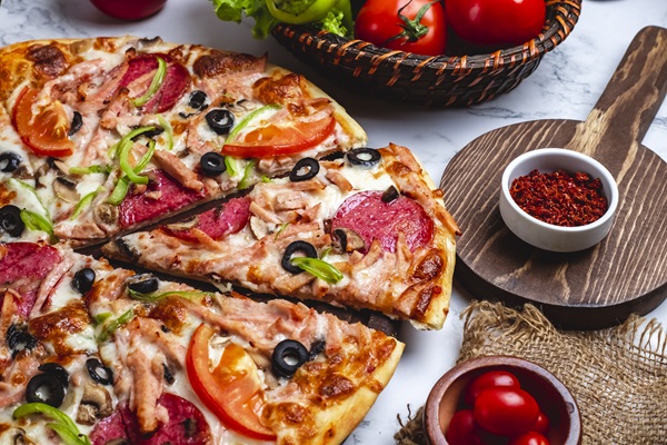 Mejores pizzerías en Madrid - Imagen de una auténtica pizza italiana en Madrid, elaborada con ingredientes frescos
