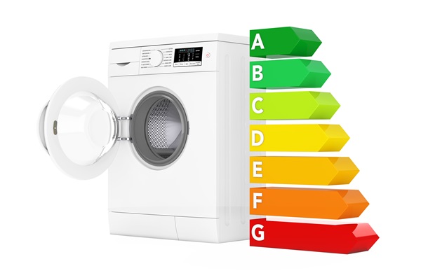 Escoger los electrodomésticos más eficientes - Imagen de una lavadora junto a la representación de una etiqueta de eficiencia energética