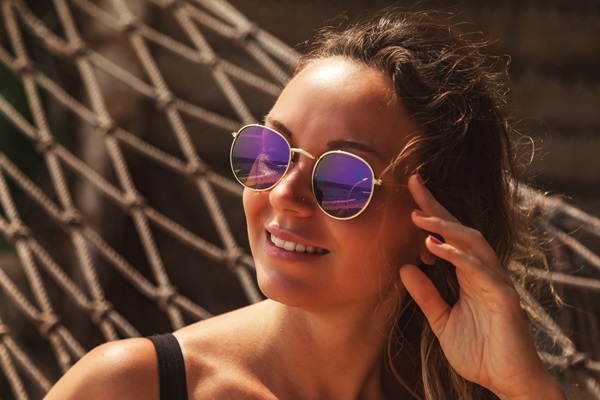 Mujer posando con lentes polarizados que se adaptan perfectamente a su rostro, los cuales protegen la vista de los rayos UV