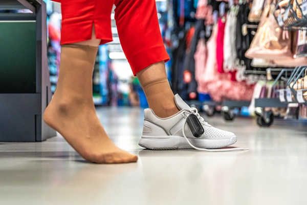 Mujer probándose unos zapatos deportivos, para comprobar si se adaptan a sus necesidades antes de comprarlos