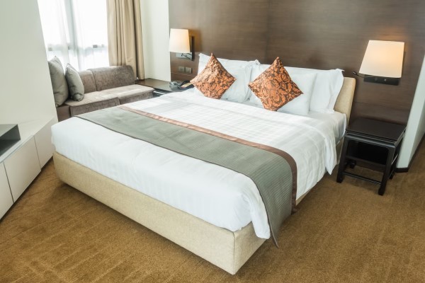 escoger un colchón de calidad y duradero - cama king size con un colchón viscoelástico en un dormitorio elegante