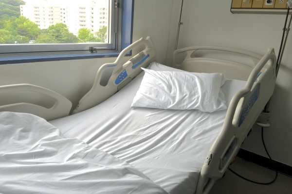 cama ortopédica de hospital con un colchón ortopédico