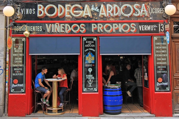Restaurantes de comida típica - Parte de la fachada de Bodega La Ardosa. De los espacios más recomendados para ir por un auténtico vermut 
