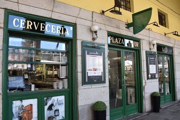 Restaurantes de comida típica - Vista general de la fachada de la Cervecería Plaza Mayor como uno de los lugares más cotizados en verano 
