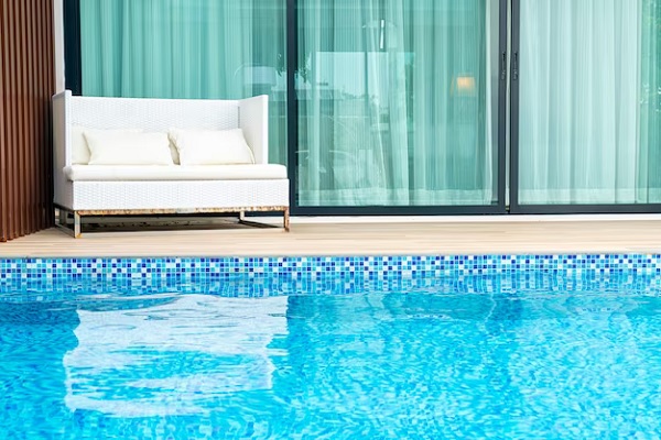 Los 10 mejores alojamientos con piscina privada en Madrid - Vista panorámica de un piscina climatizada para el disfrute de propios y extranjeros en la capital de España