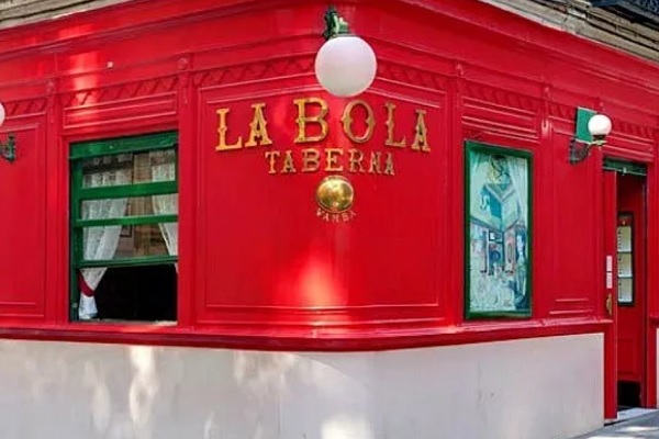 Restaurantes de comida típica - Parte de la icónica fachada y de los exteriores de la Taberna La Bola 