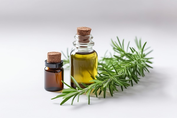 Productos naturales para el pelo - Imagen de recipientes con tónico de romero, un ingrediente natural que previene la caída del cabello