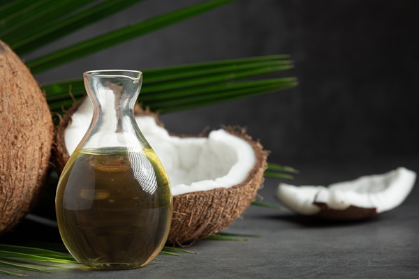 Imagen de un recipiente con aceite de coco, un ingrediente que nutre, hidrata y repara el cabello