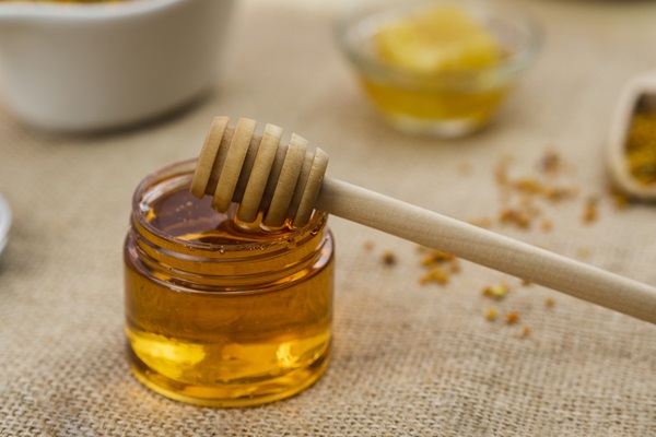 Imagen de un frasco de miel de abeja, un ingrediente que ayuda a reforzar las fibras capilares y combatir la caída del cabello