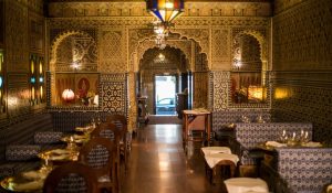Restaurantes de comida árabe en Madrid - Parte de la decoración y las luces que priman en las instalaciones de Al-Mounia