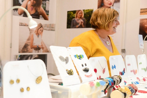 tiendas de artesanía - mujer atendiendo tras el mostrador de una tienda de artesanía