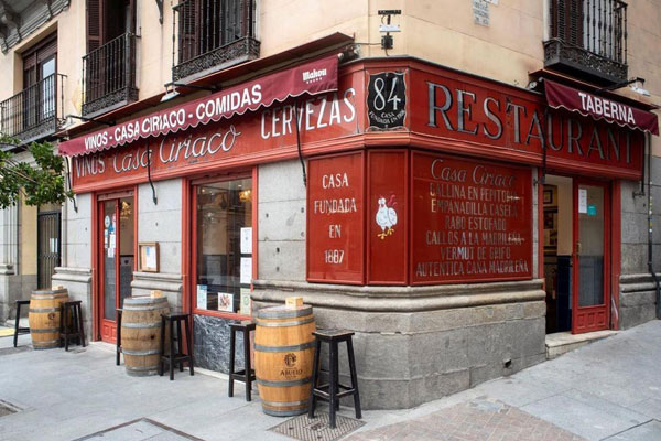 Vista central de la fachada de Casa Ciriaco, el lugar ideal para degustar un buen vino y una pepitoria de gallina 