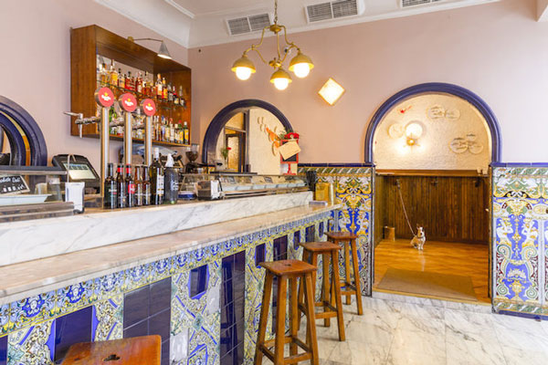 Restaurantes de comida típica - Barra de comida y decoración interna de la Casa Macareno en Madrid 