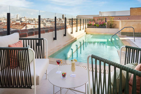 Muestra de los cócteles y bebidas de algunos huéspedes desde la piscina de temporada del Catalonia Atocha