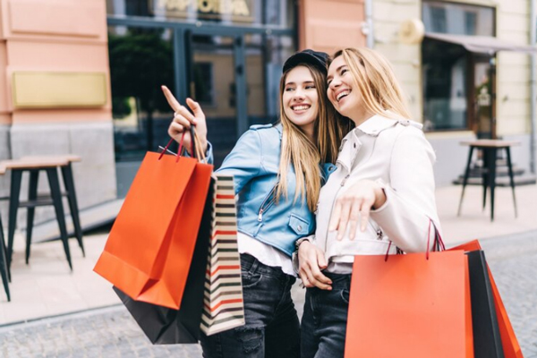 Mejores tiendas del Barrio Salamanca - dos jóvenes en la calle realizando un día de compras