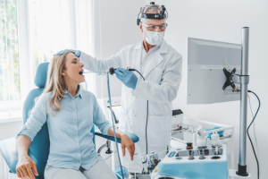 Gastroenterólogo en Madrid - Médico especializado en enfermedades del sistema digestivo realiza una endoscopia para tener una imagen más clara de lo que ocurre en el estómago de una paciente