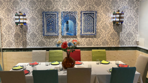 Restaurantes de comida árabe en Madrid - Parte de las mesas y de la decoración que predomina en los espacios de Fairuz