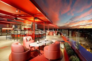 Hoteles pet friendly - Atardeceres rosas y naranjas desde la terraza del Hard Rock Hotel Madrid