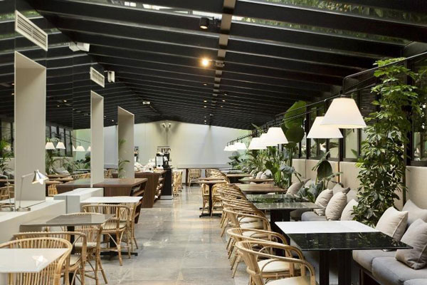 Parte de las instalaciones y de las mesas de comida del ICON Embassy en Madrid 