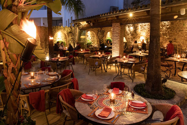 Restaurantes de comida árabe en Madrid - Vista nocturna de las instalaciones y del ambiente romántico que ofrece el Jardín del Califa en Vejer