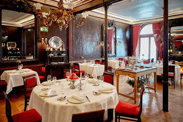 Vista de las instalaciones y de la decoración interna de los salones y las mesas de Lhardy en Madrid 