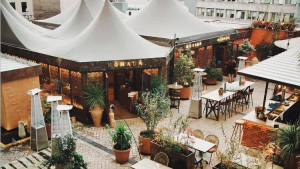Restaurantes de comida árabe en Madrid - Vista panorámica de la fachada y los alrededores de Nómada. De los lugares más exóticos para disfrutar de los sabores del Medio Oriente