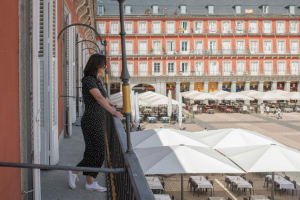 Hoteles pet friendly - Huésped del Pestana Plaza Mayor Madrid se asoma por uno de los balcones de la habitación para disfrutar de la vista