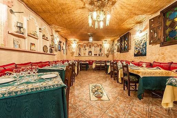 Parte de la iluminación y de la decoración en el interior del restaurante Aladino