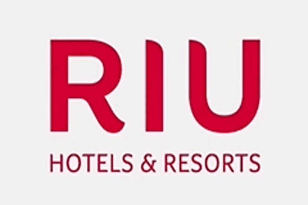 Logo de Hotel Riu Plaza España, uno de rooftop más visitados por turistas y locales en la capital del país