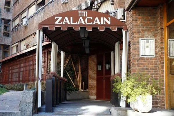 Restaurantes de comida típica - Vista lateral de la entrada principal del restaurante Zalacaín en Madrid 