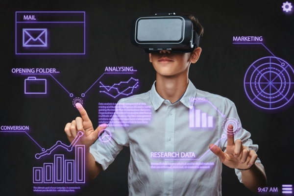 ¿Cómo funciona el metaverso? - Joven con gafas de realidad virtual abre y revisa diversas aplicaciones al mismo tiempo para estar al día en diversos ámbitos