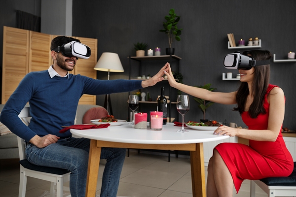 Pareja en ropa formal sostiene una cena romántica en casa creando una atmósfera diferente con ayuda de la realidad virtual