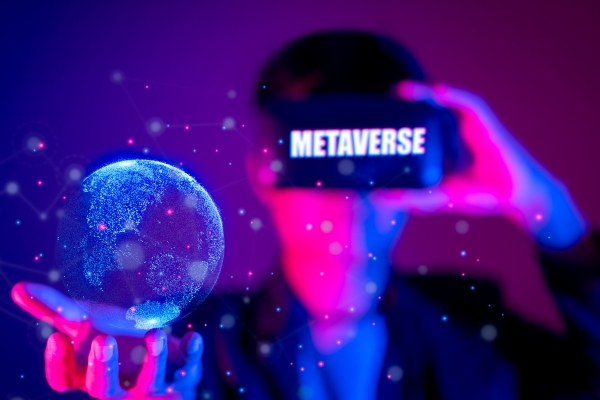 ¿Cómo funciona el metaverso? - Joven usa gafas de realidad aumentada para conocer la composición del planeta y de otros sistemas en la galaxia