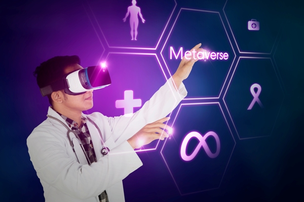 ¿Cómo funciona el metaverso? - Profesional de la salud accede a una plataforma de realidad digital inmersiva para ahondar en diversos asuntos médicos