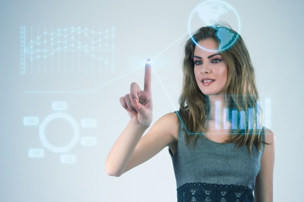 Tendencias tecnológicas 2024 - Joven se sumerge en las proyecciones económicas del mundo con ayuda de la realidad aumentada 
