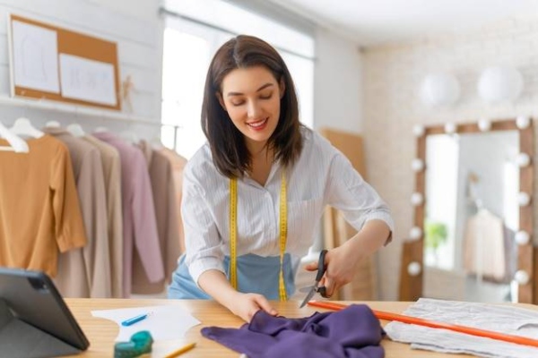tiendas de arreglo de ropa - mujer trabajando en un taller de arreglo de ropa