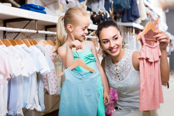 tiendas infantiles - mujer con su hija en una tienda infantil