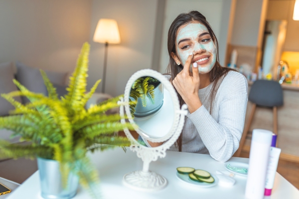 Exfoliante facial - Mujer aplicando una mascarilla facial para exfoliar la piel del rostro, eliminando las células muertas