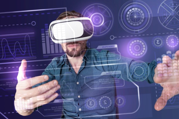 Tendencias tecnológicas 2024 - Hombre utiliza gafas de realidad virtual para ahondar en estadísticas y porcentajes asociados a los procesos de una compañía 
