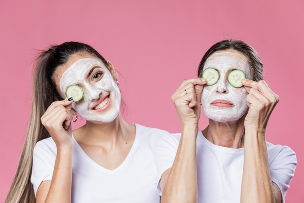 Mujeres aplicándose una mascarilla en la piel del rostro, para mantenerla hidratada, radiante y libre de impurezas