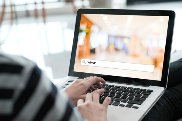 Mujer utiliza un ordenador portátil para acceder a un sitio web de confianza en busca de información de interés 