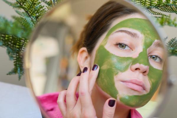 Exfoliante facial - Mujer aplicando una mascarilla exfoliante en la piel del rostro, para eliminar las células muertas y abrir los poros